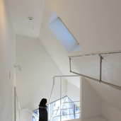 トップライトで隅々まで明るい光がさしこむ