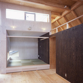 ナチュラルな木目の空間にアクセントとなるダークな色合いの壁