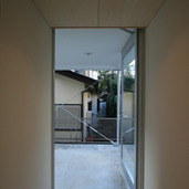 廊下から続くピロティ、シンプルな納まりで美しく