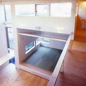 光と風が抜けるロフトからLDKをのぞむ