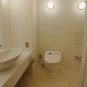 ガラス張りバスルームで明るく広く見せる工夫も