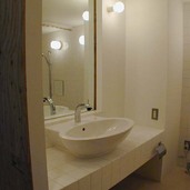 真っ白で美しいシンプルなトイレバス空間