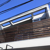 程よく目隠しされた日当りの良いテラス