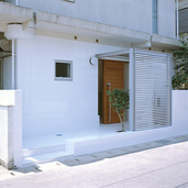 街に開放された玄関廻り