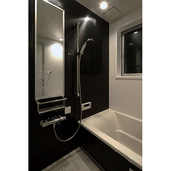 黒でシックにまとめた浴室