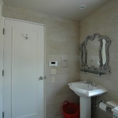 映画のインテリアの様なシャビーシックな鏡と洗面デザイン