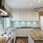 大理石の天板に御影石の床タイルが美しいキッチン