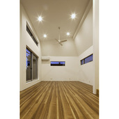 吹抜とハイサイドライトで明るく開放的なリビング