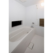 白で統一された浴室