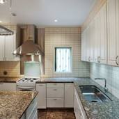 大人数の料理も楽々タイル張りの広いキッチン