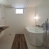 シックでモダンな広々バスルーム