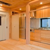 ナチュラルな木目で空間全体と統一感を出したキッチン