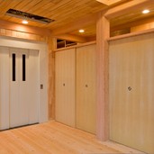 来客時にはさっと隠せる仕切り戸のついたキッチン