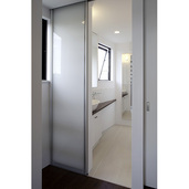 引戸で空間を広く使う洗面室入口