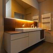 ディテールにこだわってシンプルで上質なイメージの洗面台