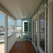 高台の風が抜けるカバードポーチからの眺め