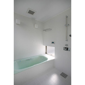 白いタイル張りの爽やかなバスルーム