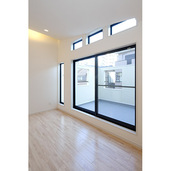 視界の気にならない採光窓が並ぶ