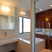 ガラス戸や鏡を使って広く快適に見せるバスルーム