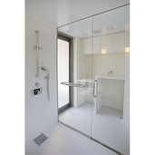 ガラス製のスタイリッシュな浴室扉