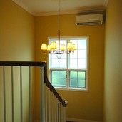 天井部分の細工も美しい階段ホールのシャンデリア