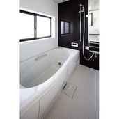 窓のある明るい浴室