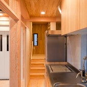 無機質ななりがちなキッチンもナチュラルな木目で柔らかな印象に