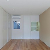 リビングの一角に小さい洗面台を設けて来客時にも便利