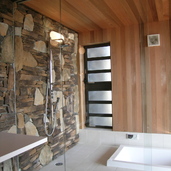 石張りと木素材で自然のぬくもりが感じられるバスルーム