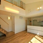 広い吹き抜けのリビングは間接照明で暖かな明かり