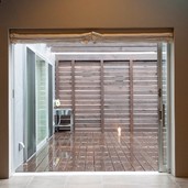 広いテラスはリビングの延長で子どもの遊び場に