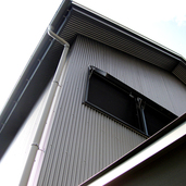 波板による外装