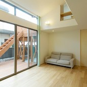 リビングを中心にデッキテラスから2階バルコニーへと回遊できるプラン