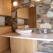 木と石の自然の風合いが高級感を演出する洗面スペース