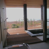 露天風呂同様に開放的な内風呂からの眺め