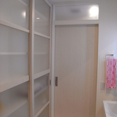 建具のデザインも揃えて白くシンプルな洗面スペース