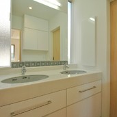 スリット窓からさわやかな陽が射し込むダブルボウルの洗面スペース