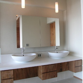 白く優雅な雰囲気の洗面スペース