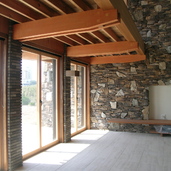 建物の外側まで石張りの壁が続き屋外と一体化したような雰囲気の室内