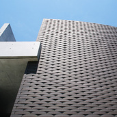 ゴザ目編みのような力強い外壁