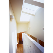 天窓から光の注ぐ廊下スペース