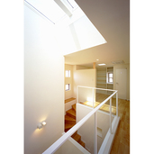 吹き抜け上部に設けられた天窓で明るい室内