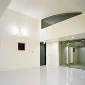 R形状のハイサイドライトが個性的