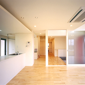 リビングを見渡せる横長のキッチン