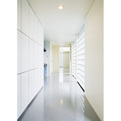 ガラスブロックの優しい光が差し込む室内