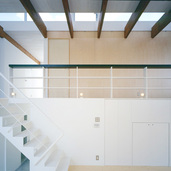 吹き抜けリビングと廊下を眺める