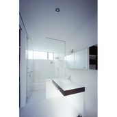 ホワイトベースのモダンなバスルーム