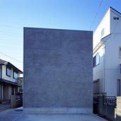 シンプルさが潔い駐車スペース脇の外壁