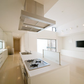 大容量の収納を設置したオープンキッチン