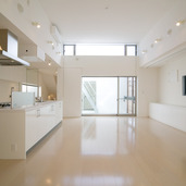 ハイサイドライトから光が降り注ぐ広々リビング